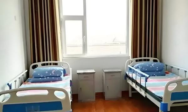 53岁朱茵住山里开破车？